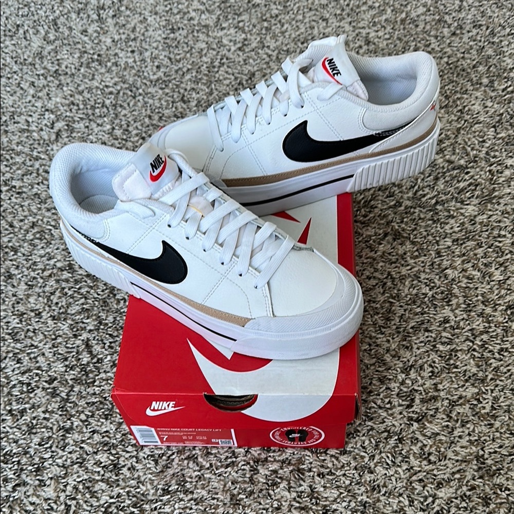 Nike Court Legacy Lift Sneakers